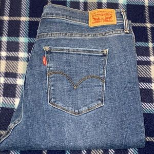 311 Shaping Skinny Jeans